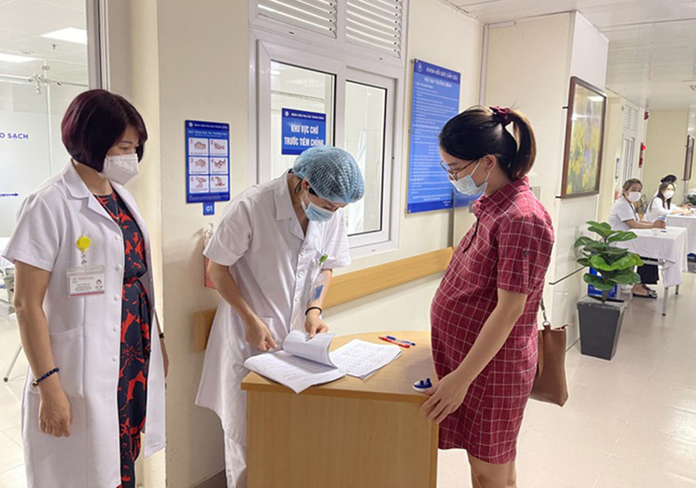 Gần 200 phụ nữ mang thai trên 13 tuần ở Hà Nội tiêm vaccine Covid-19 trong ngày đầu tiên triển khai (Nguồn: Sức khỏe đời sống)