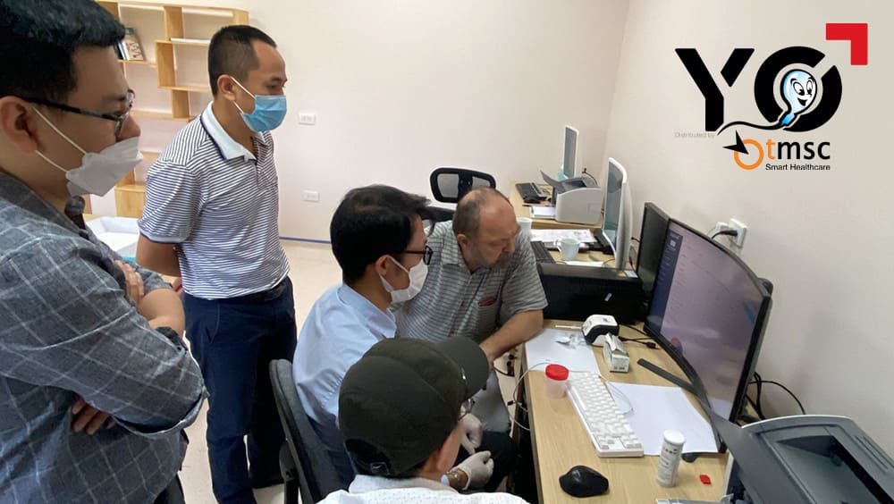 Bác sĩ Ivan Reich và các đồng nghiệp tại Trung Tâm hỗ trợ sinh sản Âu Việt đang trao đổi về sử dụng thiết bị SQA-iO