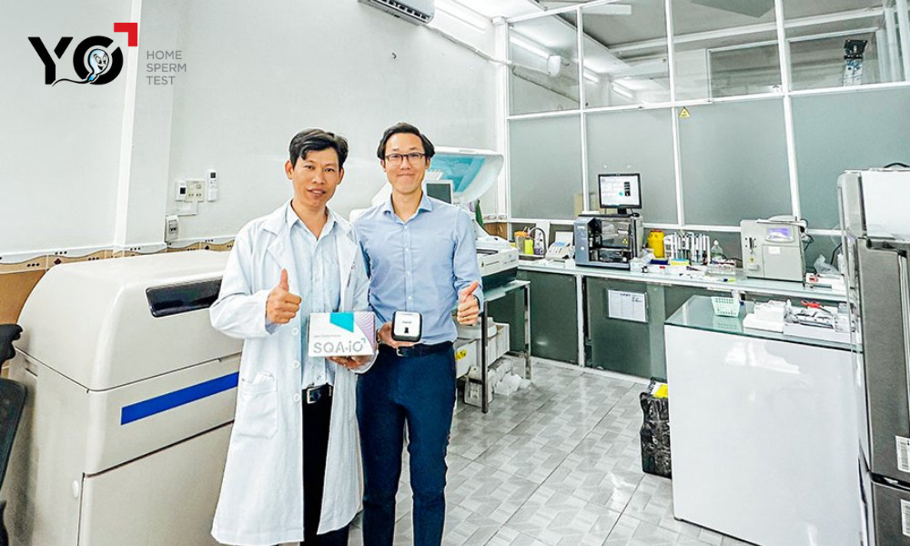 Đại diện TMSC Việt Nam bàn giao máy xét nghiệm tinh trùng SQA-io