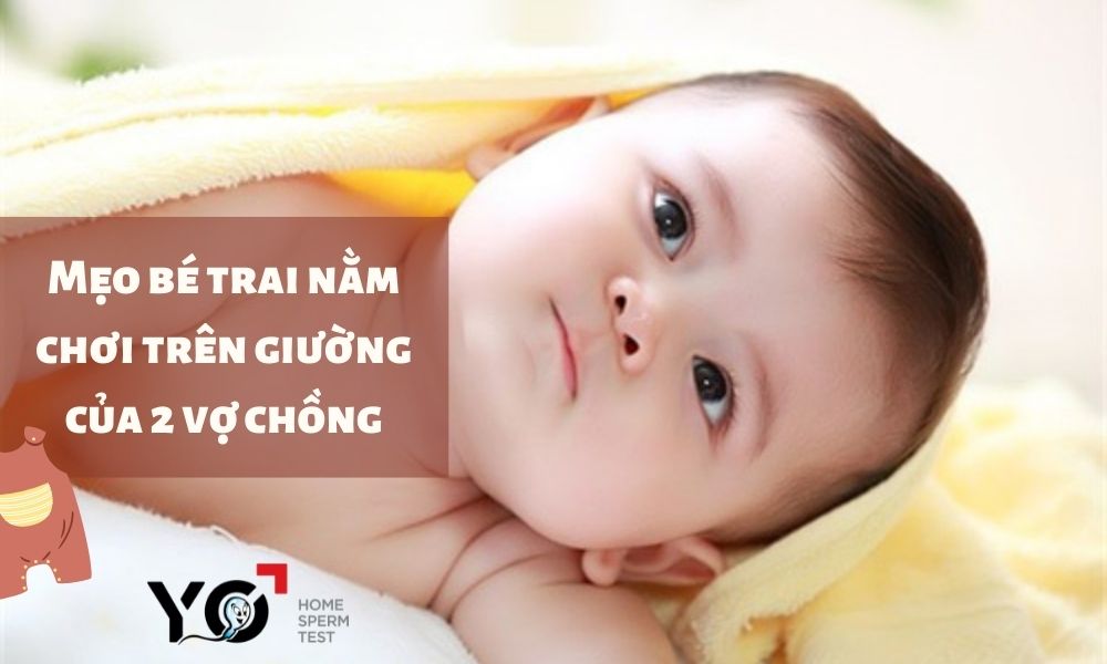 Mẹo bé trai nằm chơi trên giường của 2 vợ chồng